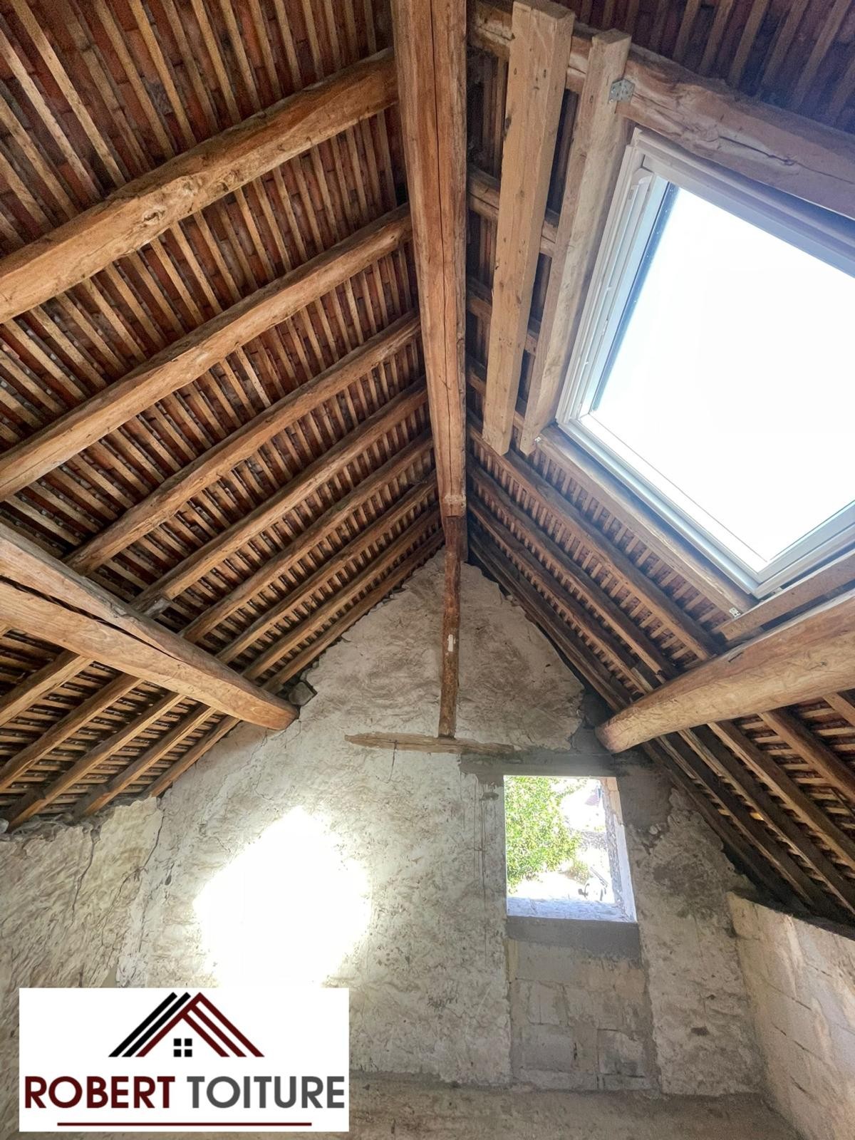 Charpente traditionnelle et pose d’une fenêtre de toit