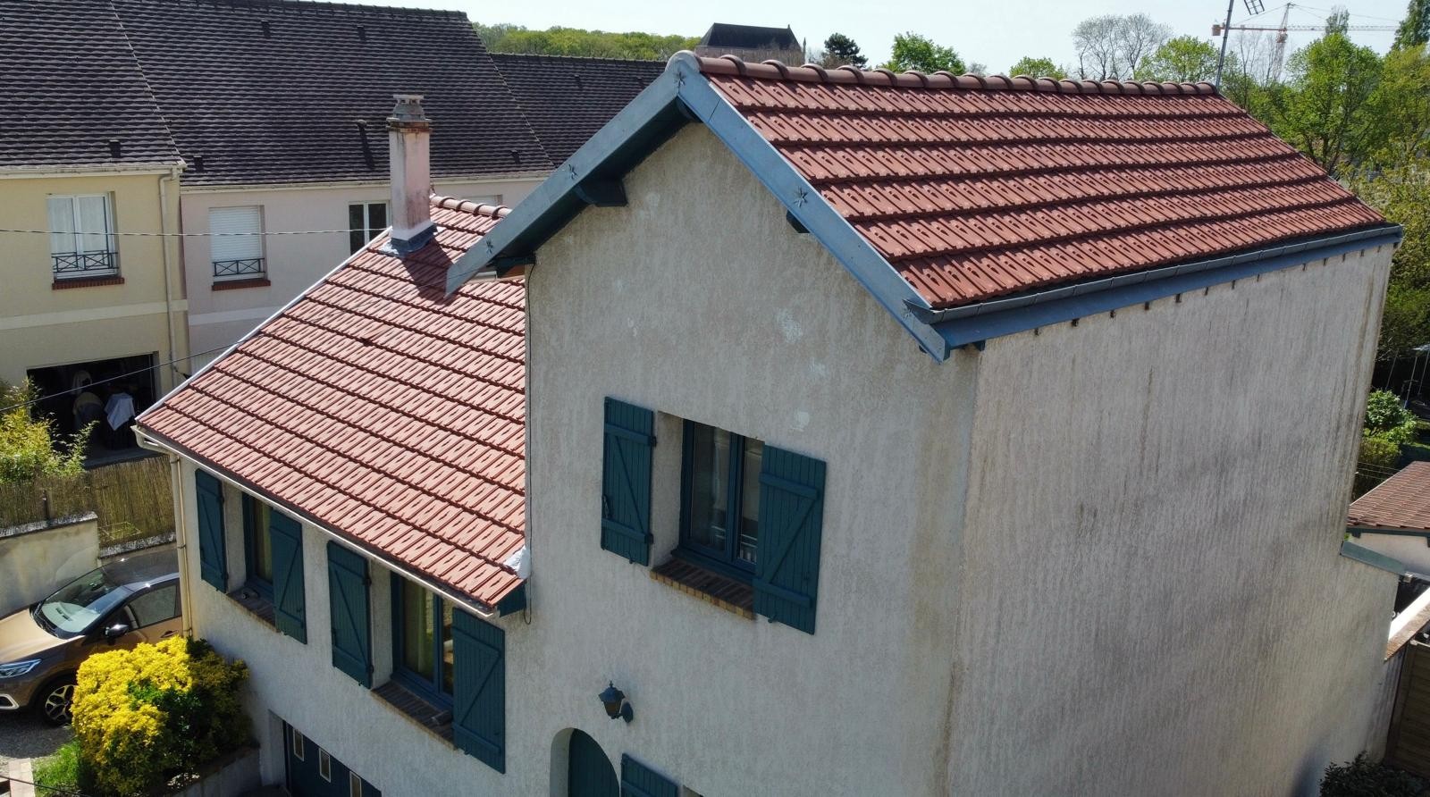 Rénovation complète d’une toiture en tuiles rouges