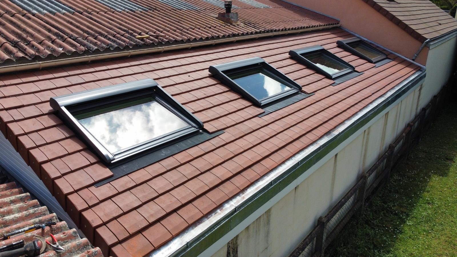 Rénovation de toiture avec quatre fenêtres de toit