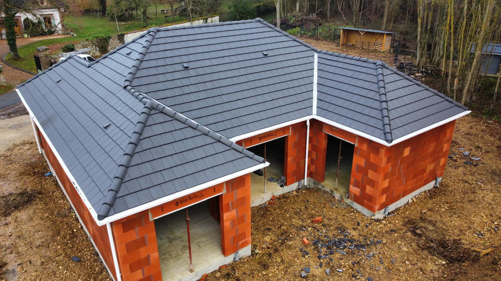 Toiture neuve en tuiles grises réalisée par Robert Toiture